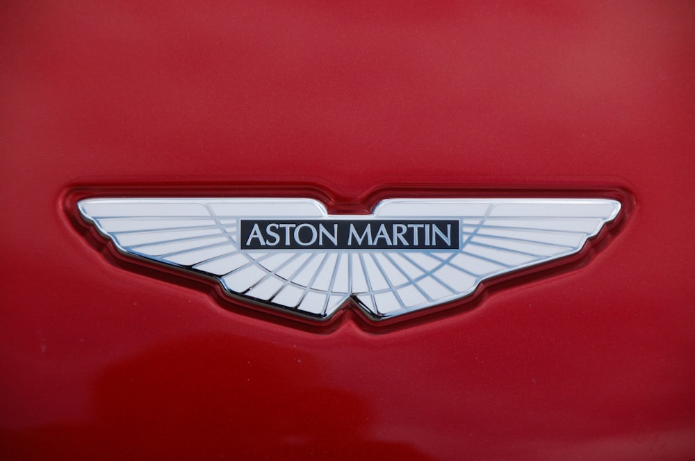 Logotipo de Aston Martin en una foto de primer plano