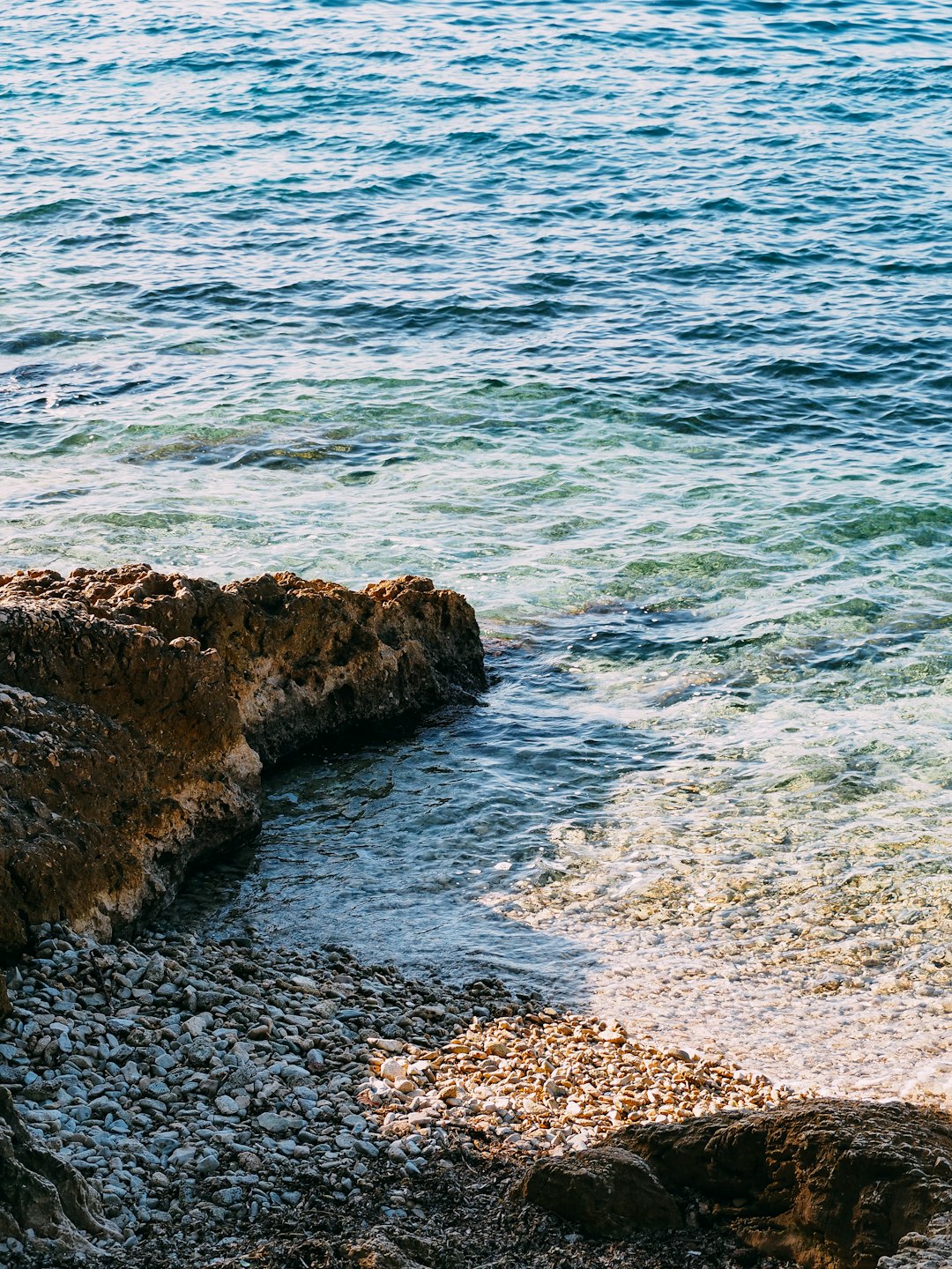 aerial photography of beach cliff during daytime