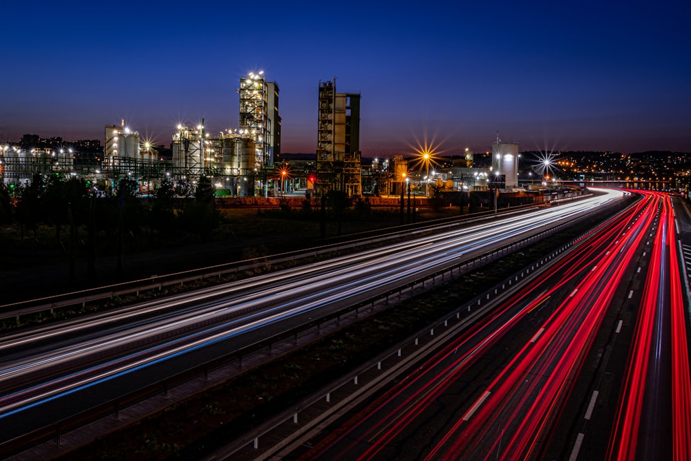 Photographie en accéléré de véhicules qui passent dans une ville urbaine pendant la nuit