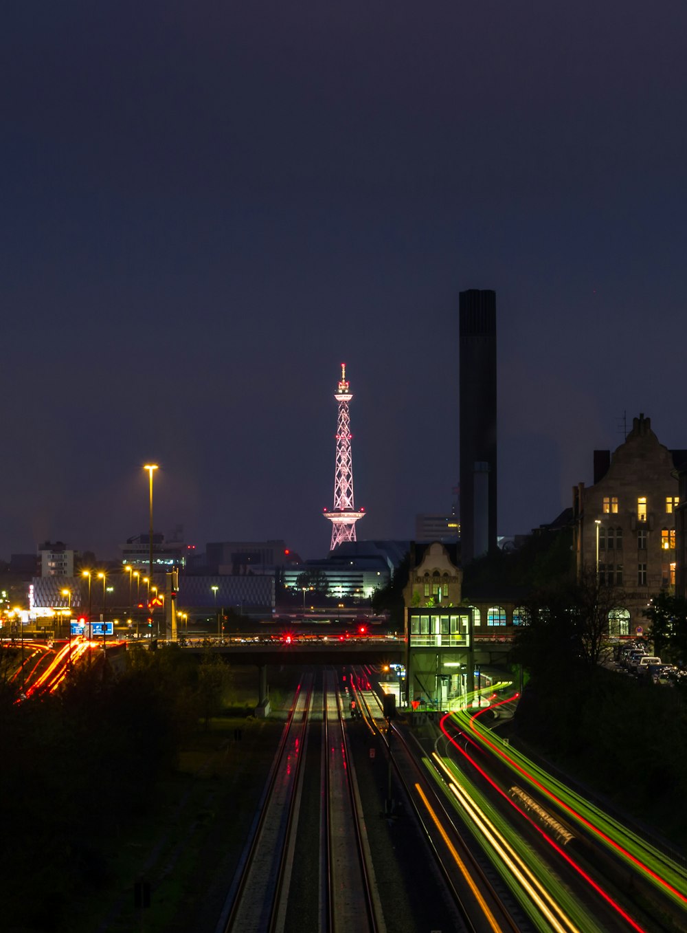 beleuchtete Stadtgebäude in der Nacht