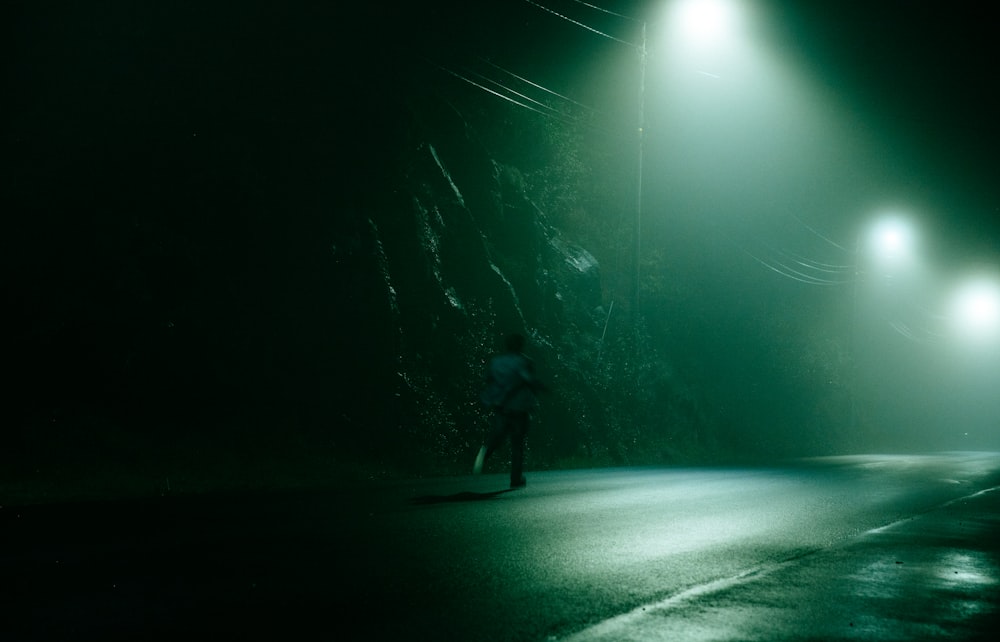 homme courant sur la route la nuit