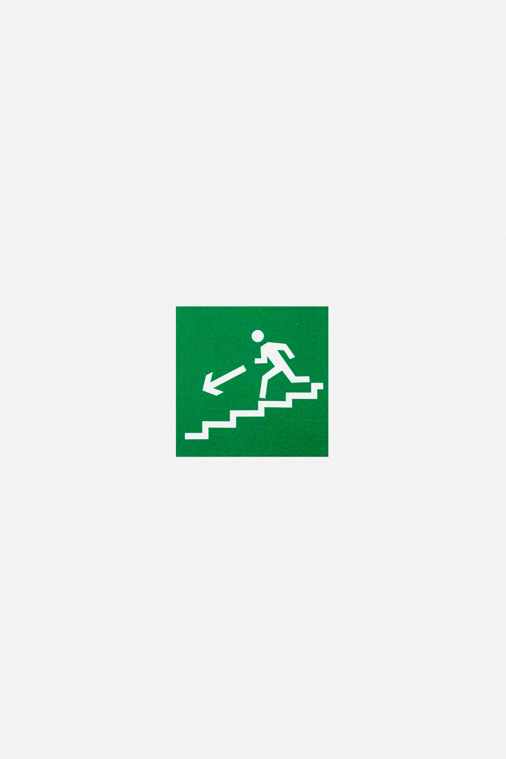 階下の緑と白のロゴ