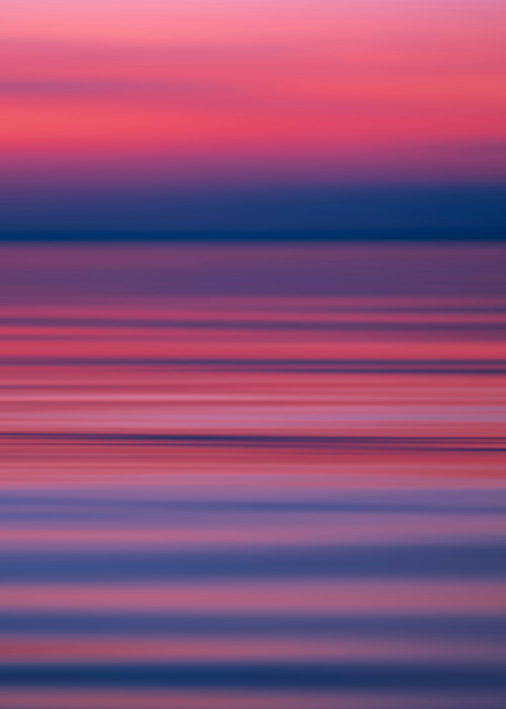 Una foto sfocata dell'oceano al tramonto