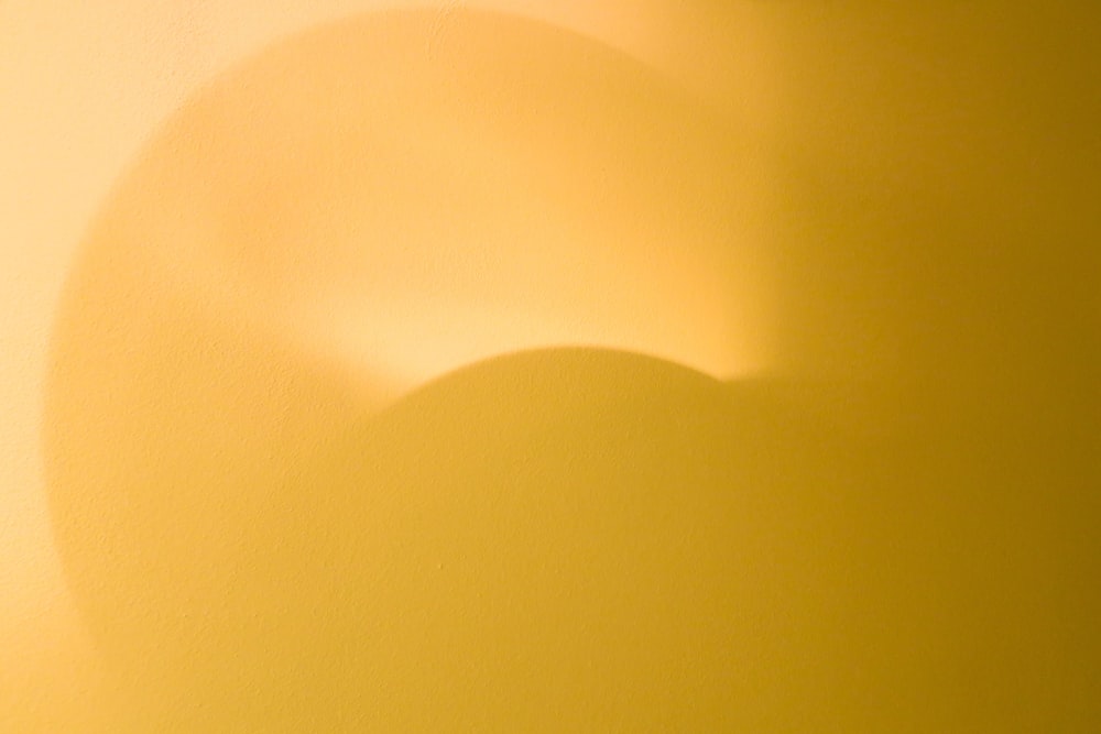 a sombra de uma lâmpada em uma parede