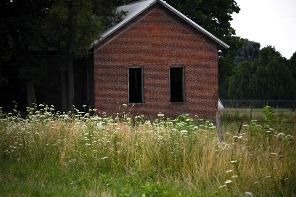 brauner Holzschuppen tagsüber