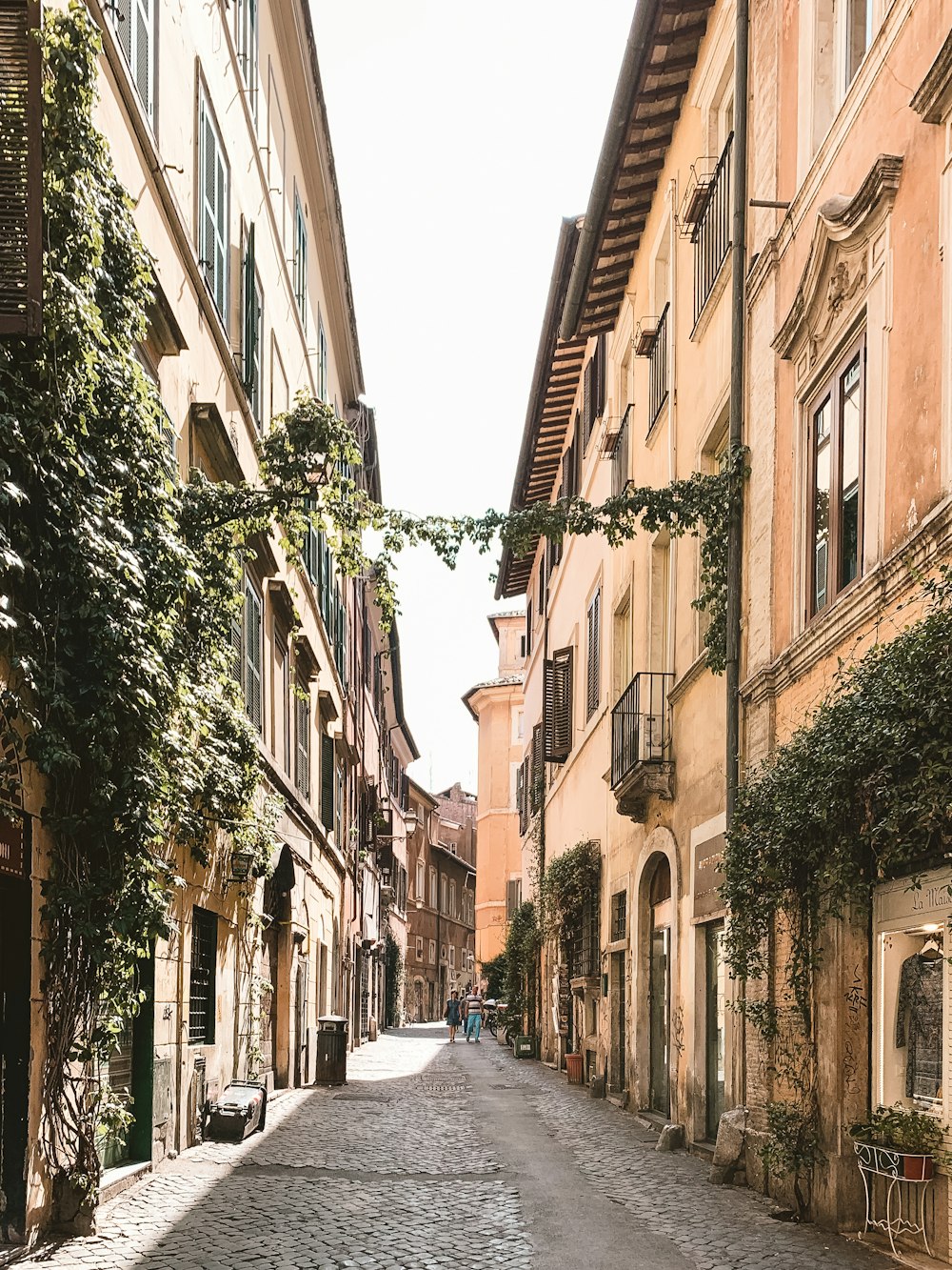 Chemin entre les maisons beiges