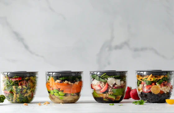 Potes de meal prep coloridos, controle de porções e macros