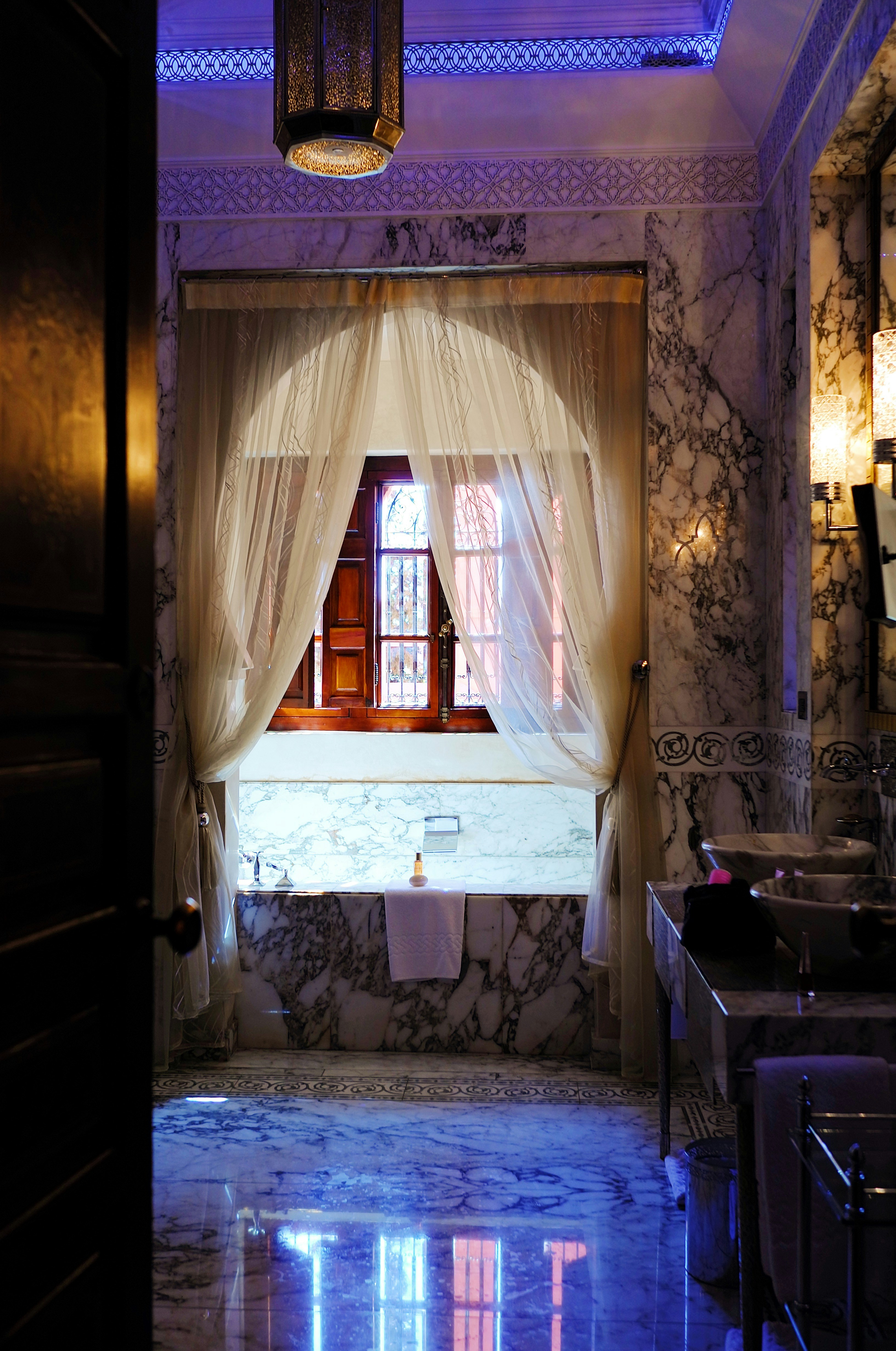 Creating a Modern Luxury Bathroom: Key Elements to Consider