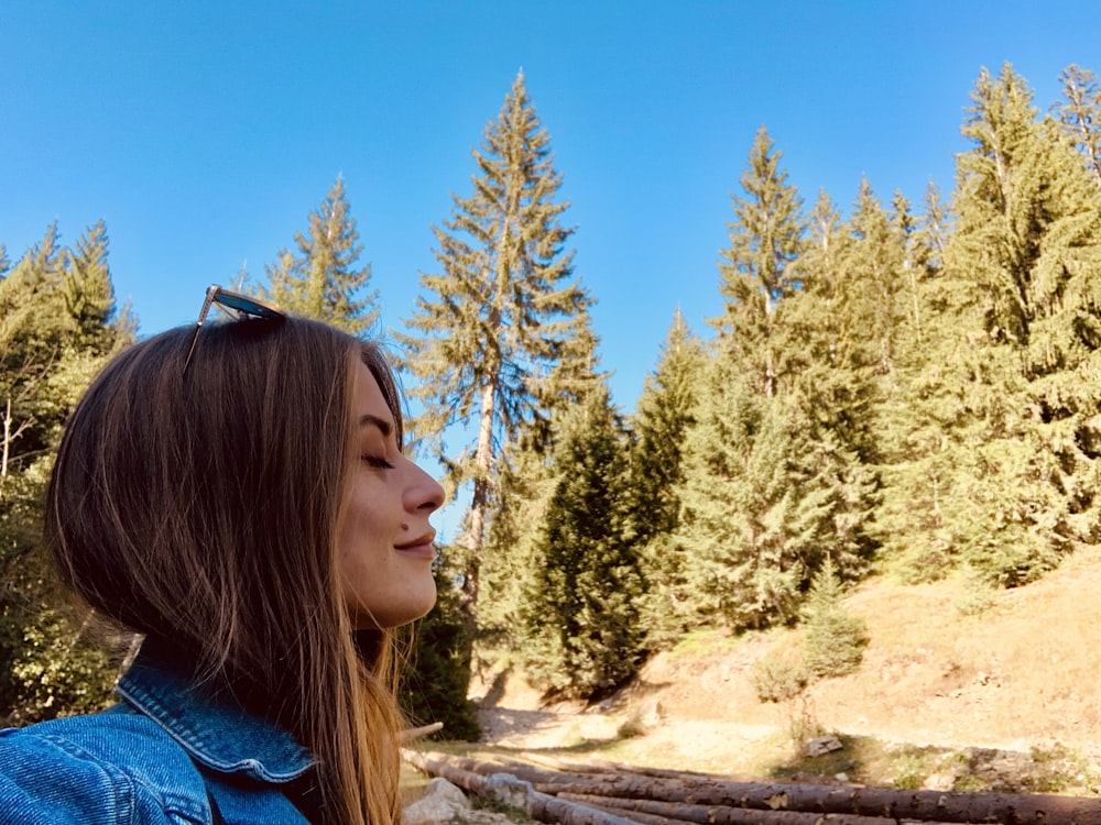 Mujer con cuello de mezclilla azul