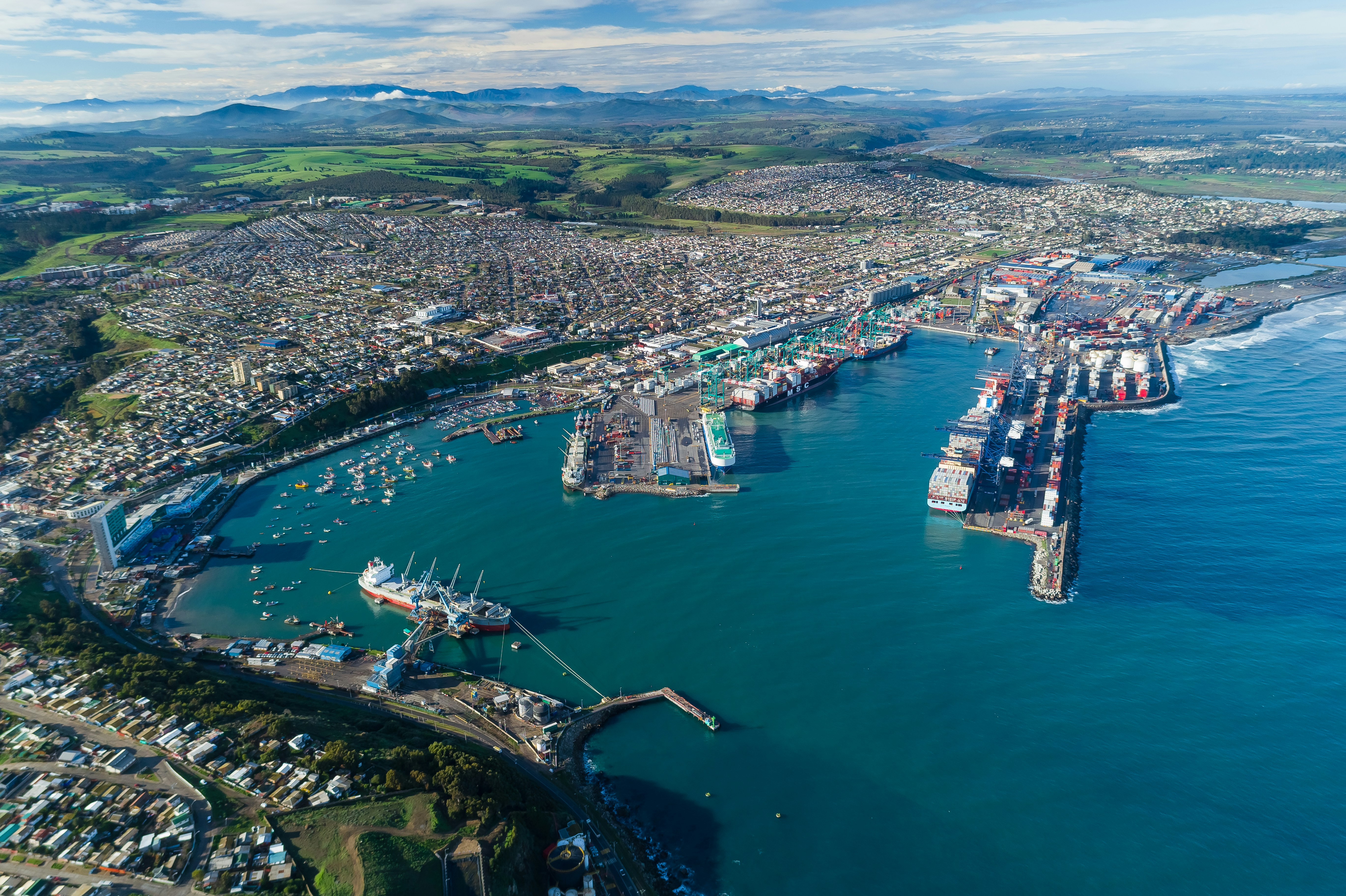 Puerto concurrido con buques de carga
