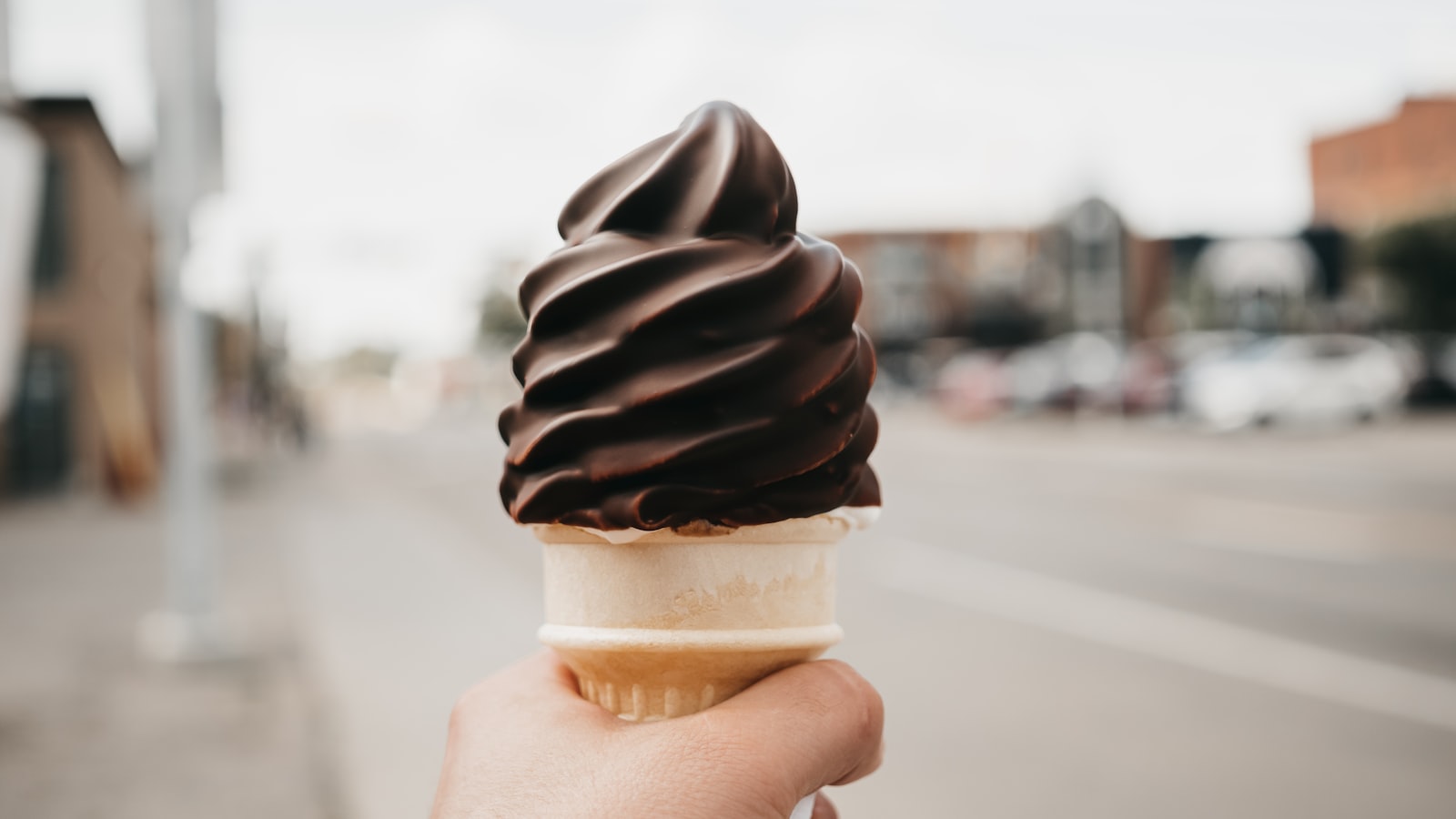 Sony a6500 + Sigma 30mm F2.8 EX DN sample photo. Chocolate ice cream photography