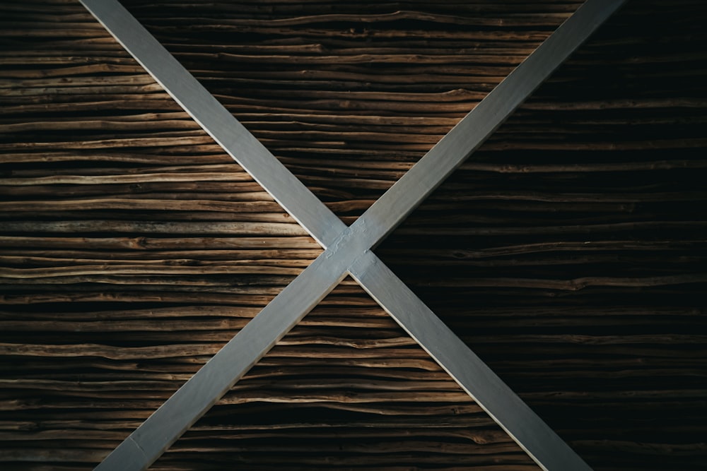 Signalétique croix en bois blanc et marron