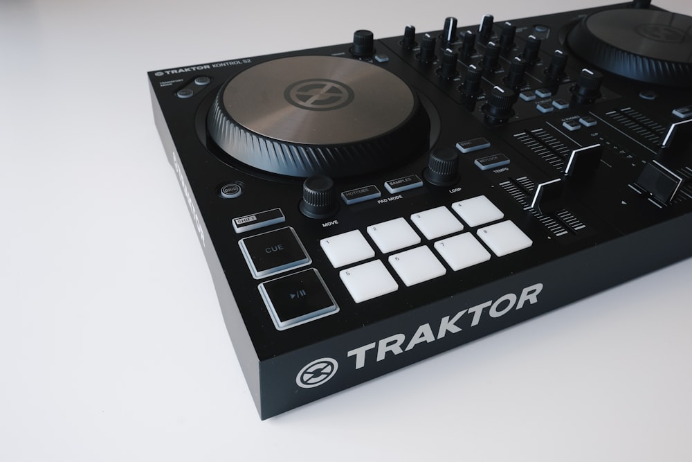 controlador de DJ Traktor preto