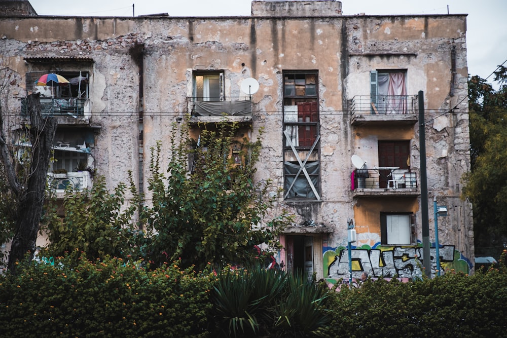 gray concrete building