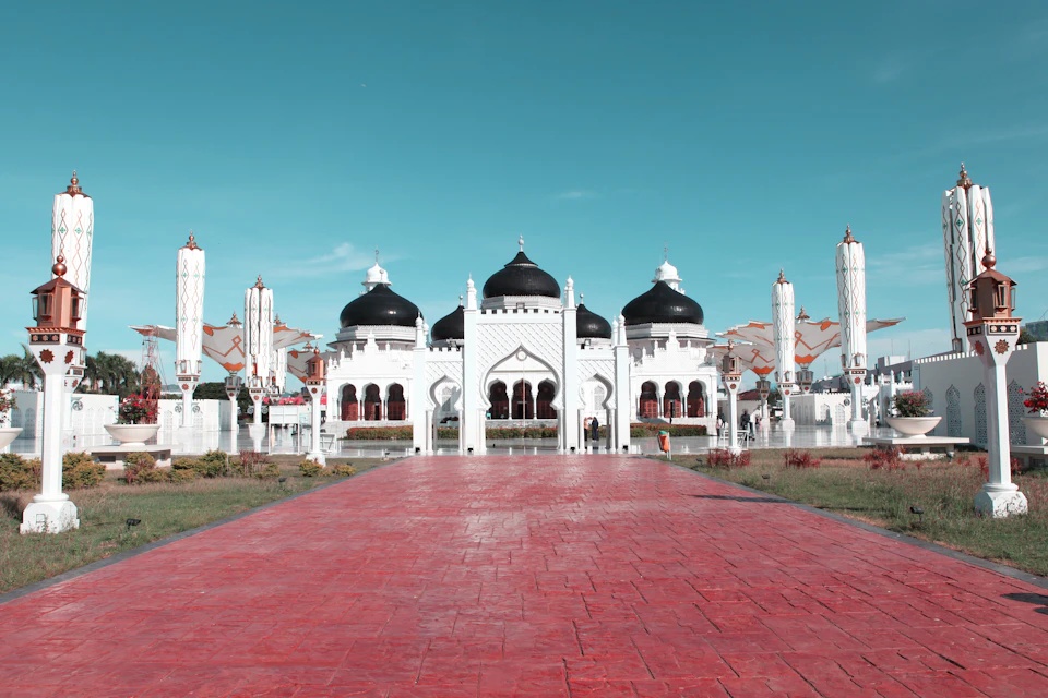 Halaman masjid dengan kubah hitam dan menara putih