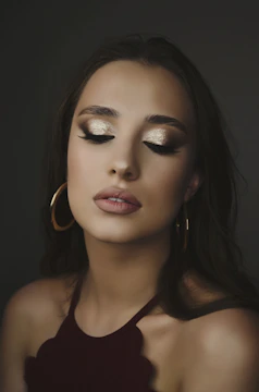 Glamorous evening makeup with shimmering highlights and defined eyes.