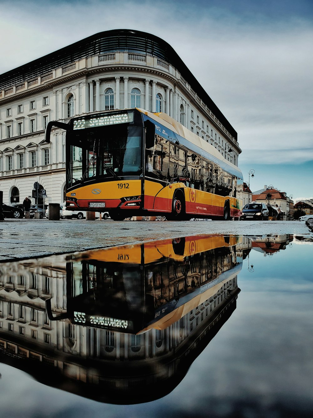 ônibus estacionado amarelo perto do edifício