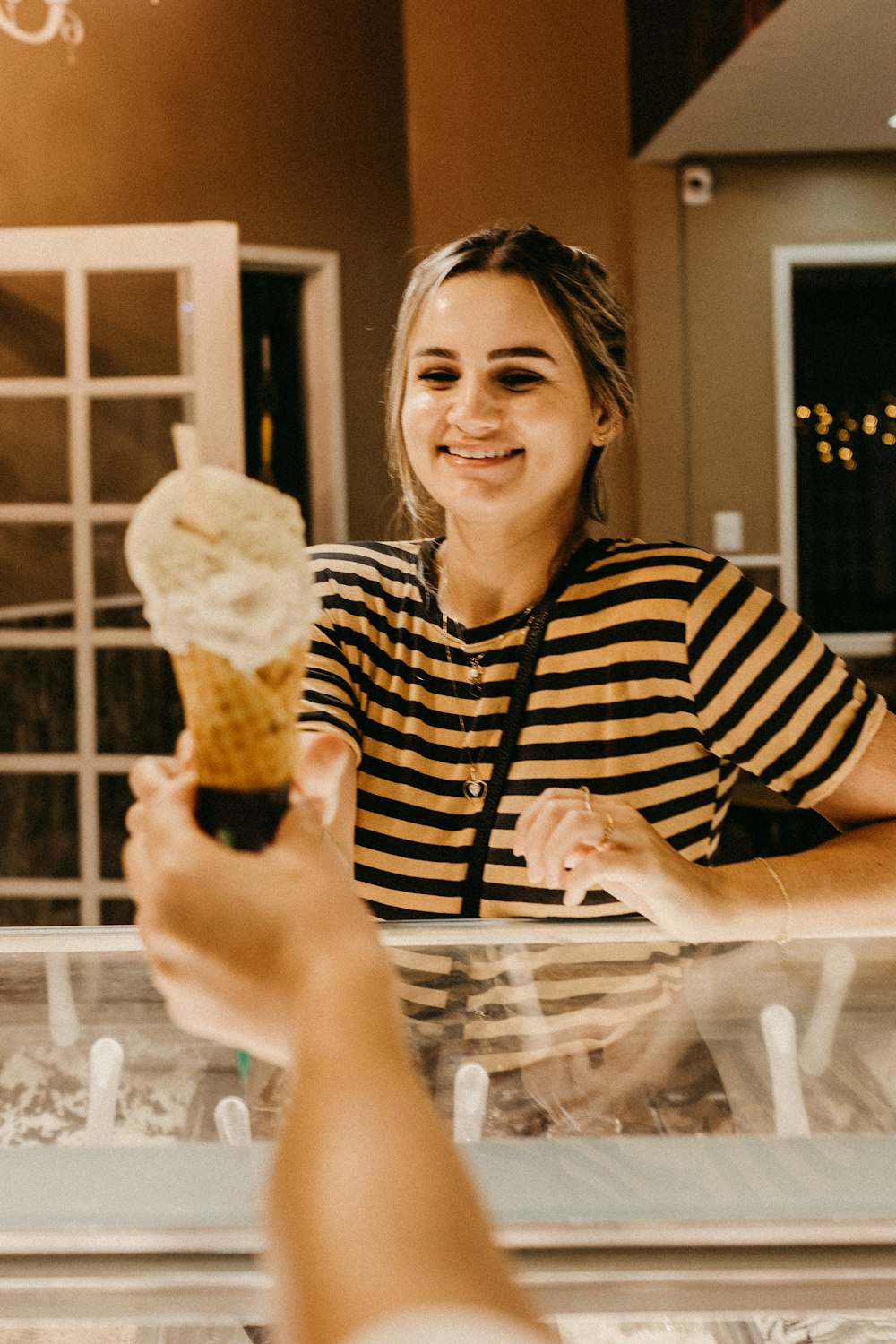 mujer sonriente que alcanza un helado