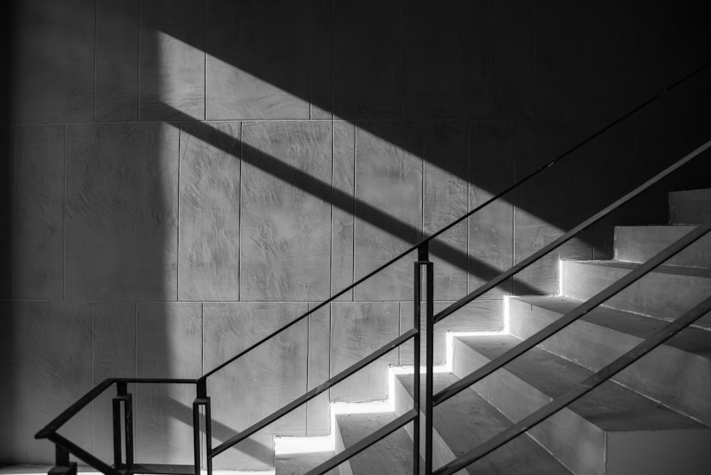 escadas de concreto cinza