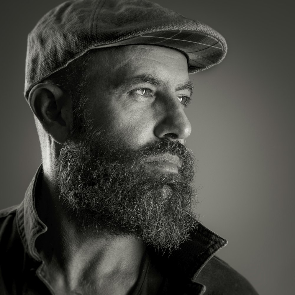 uma foto em preto e branco de um homem com barba
