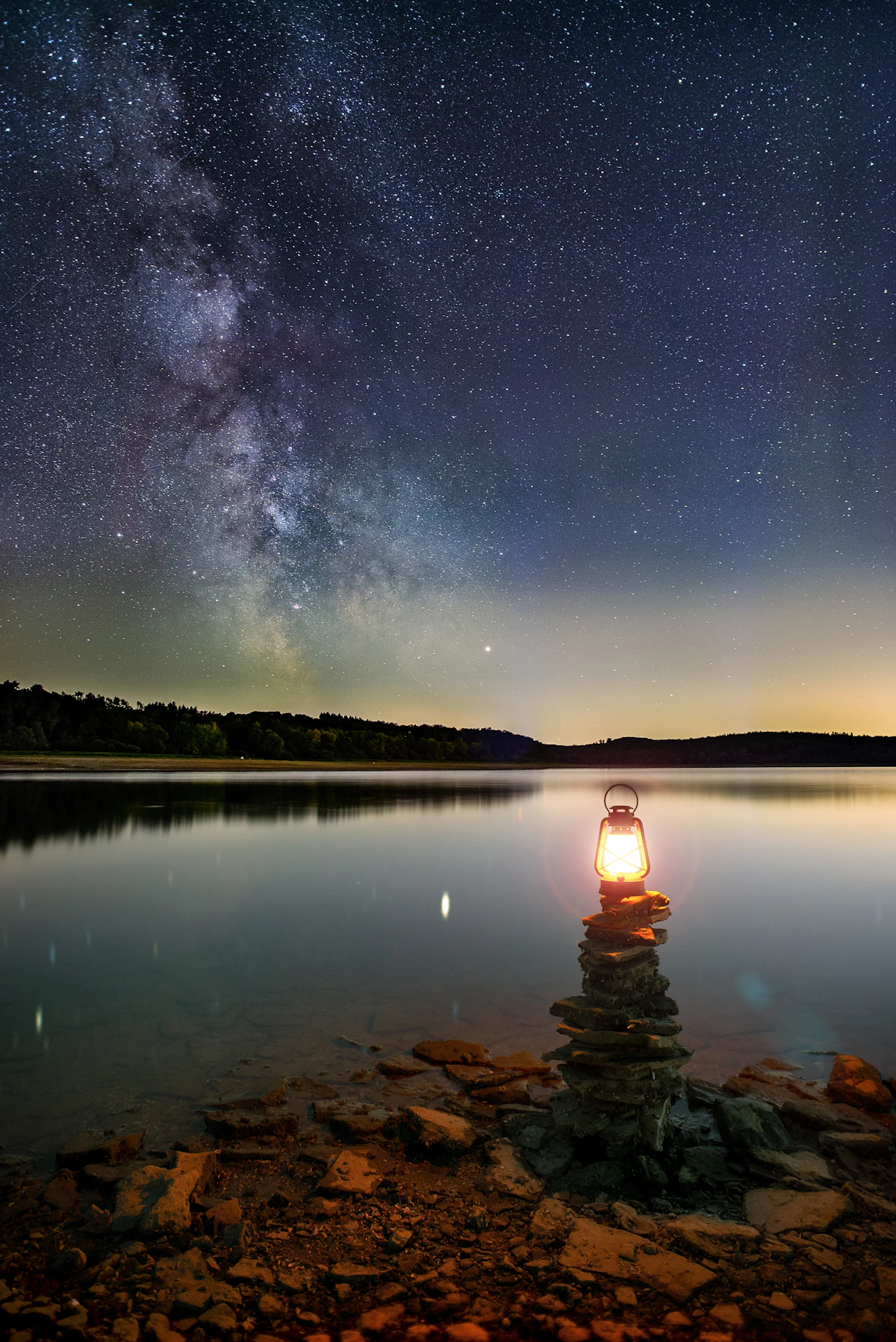 Ruhige nächtliche Landschaft mit Licht als Symbol für einen klaren Nachtplan