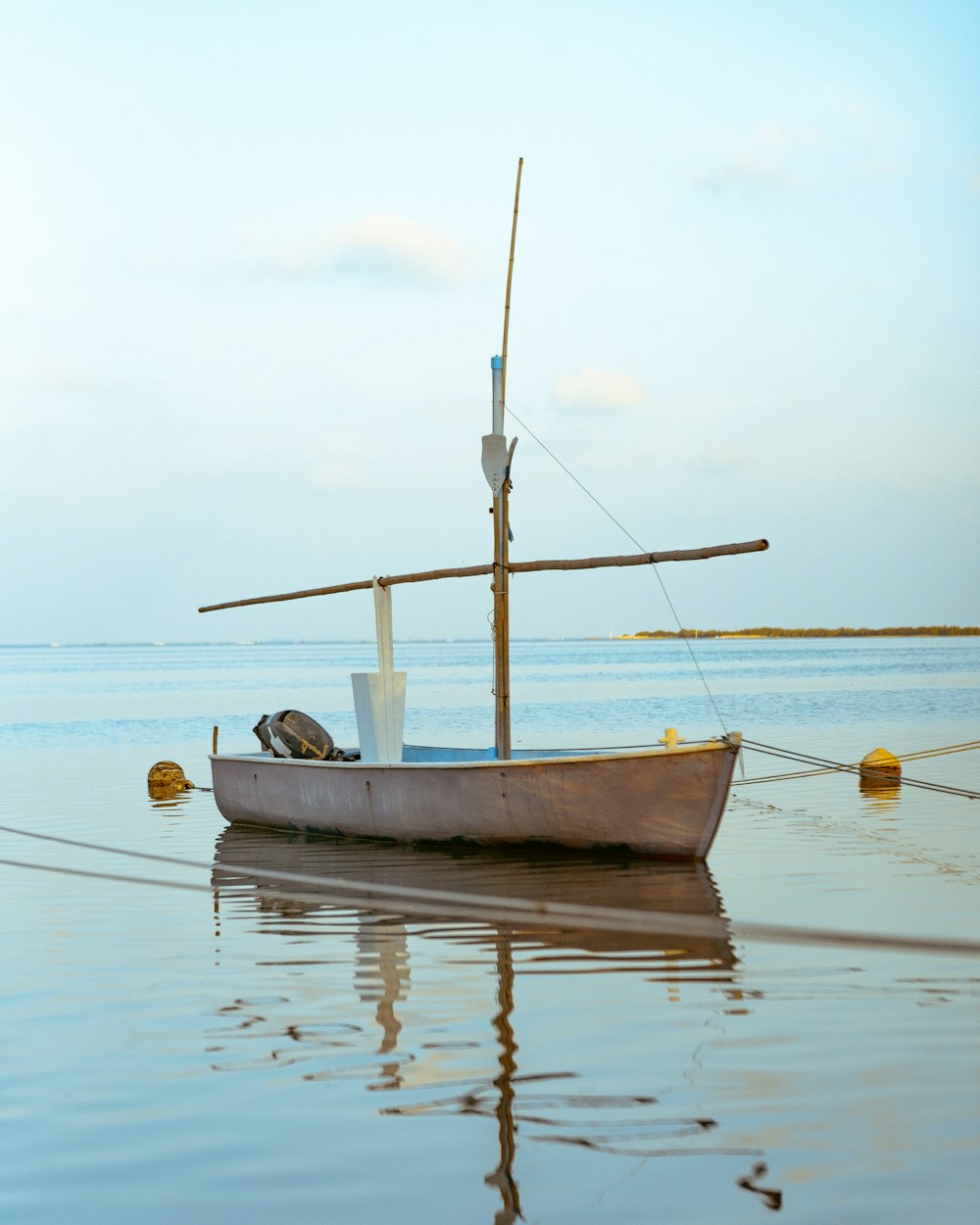 bateau vide flottant sur l’eau