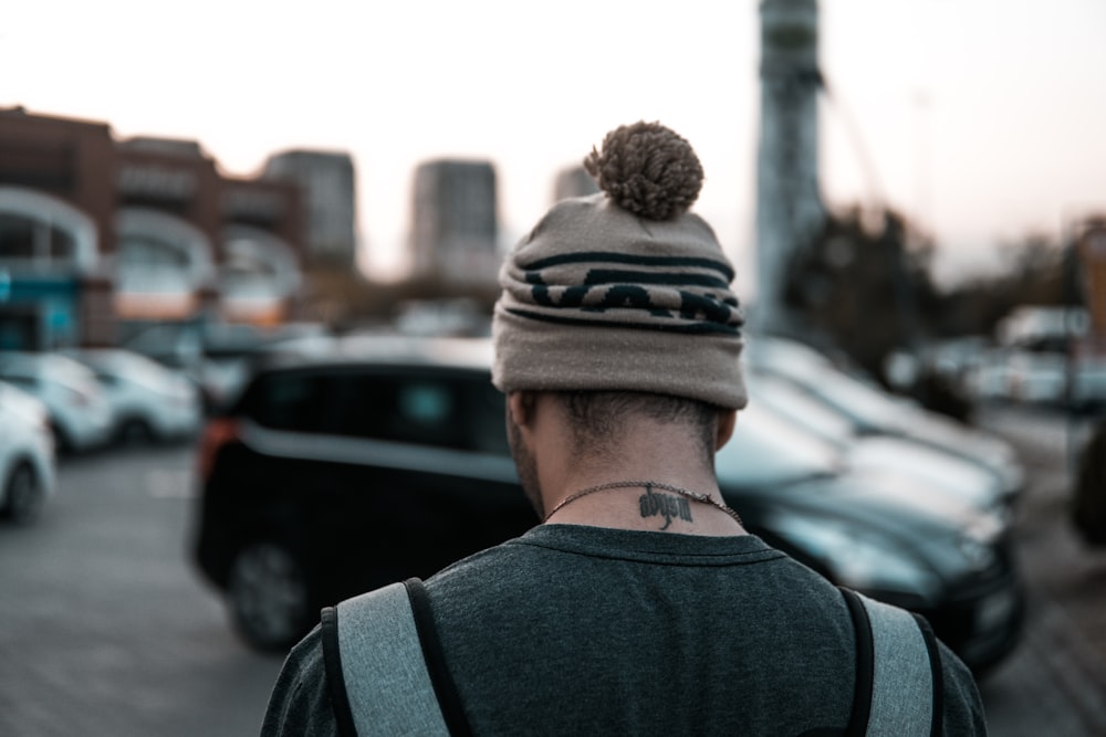 Hombre con gorra de punto marrón