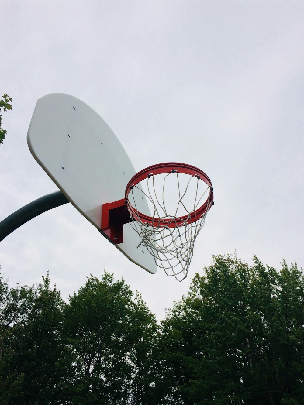 Foto de ángulo bajo del sistema de baloncesto