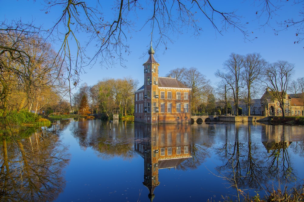 Bâtiment peint en brun près d’un plan d’eau calme