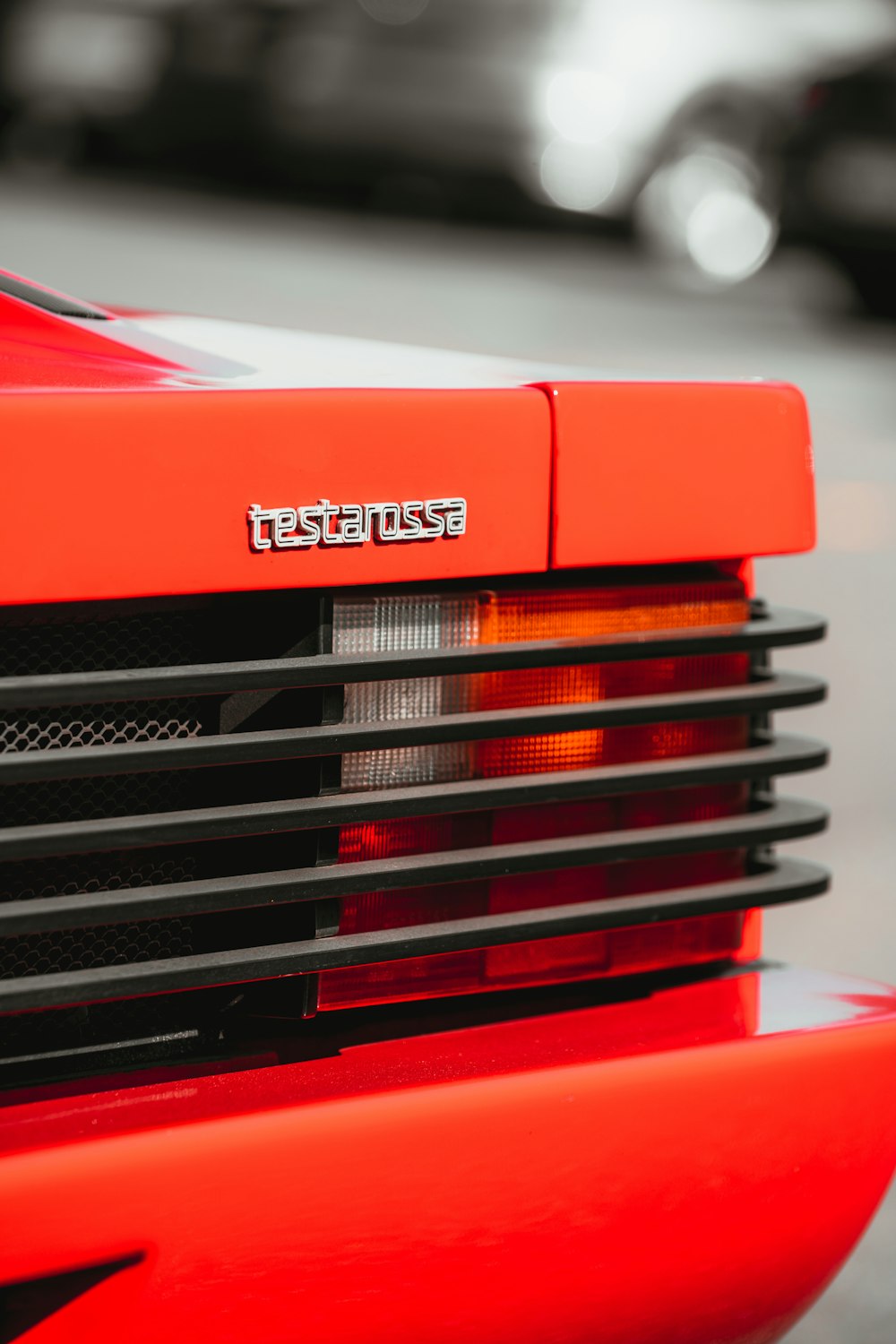 um close up da frente de um carro esportivo vermelho