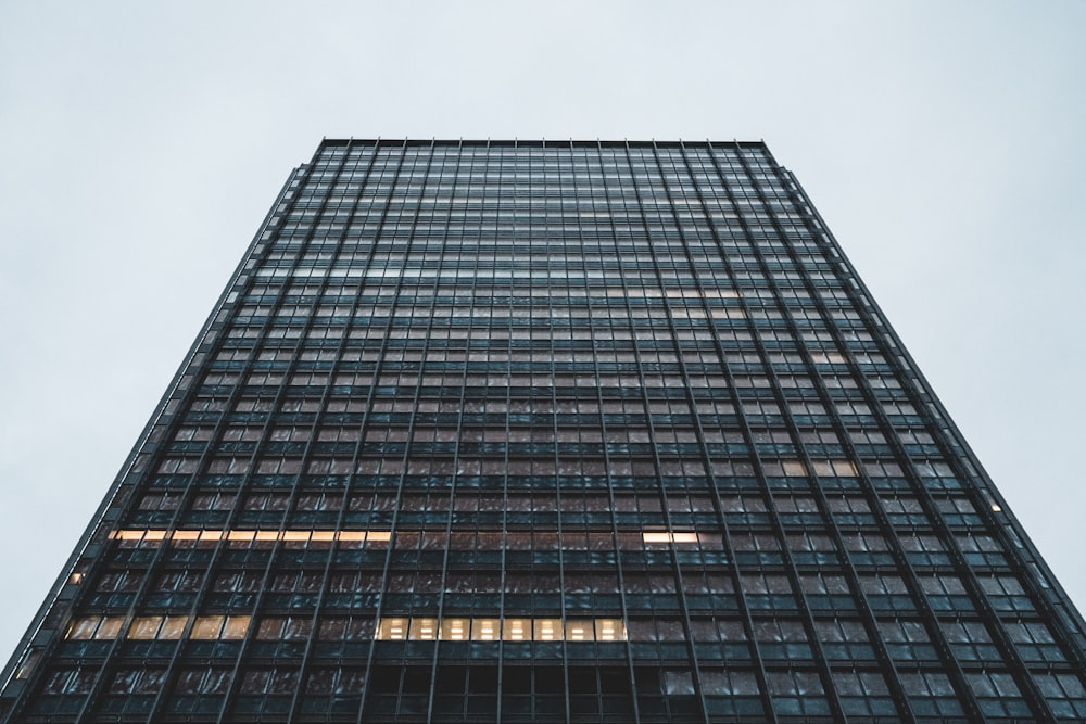 Photographie en gros plan d’un immeuble de grande hauteur