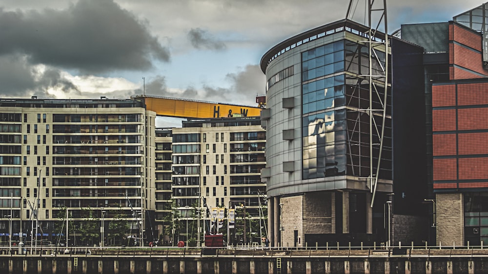 Un gran edificio con una grúa encima