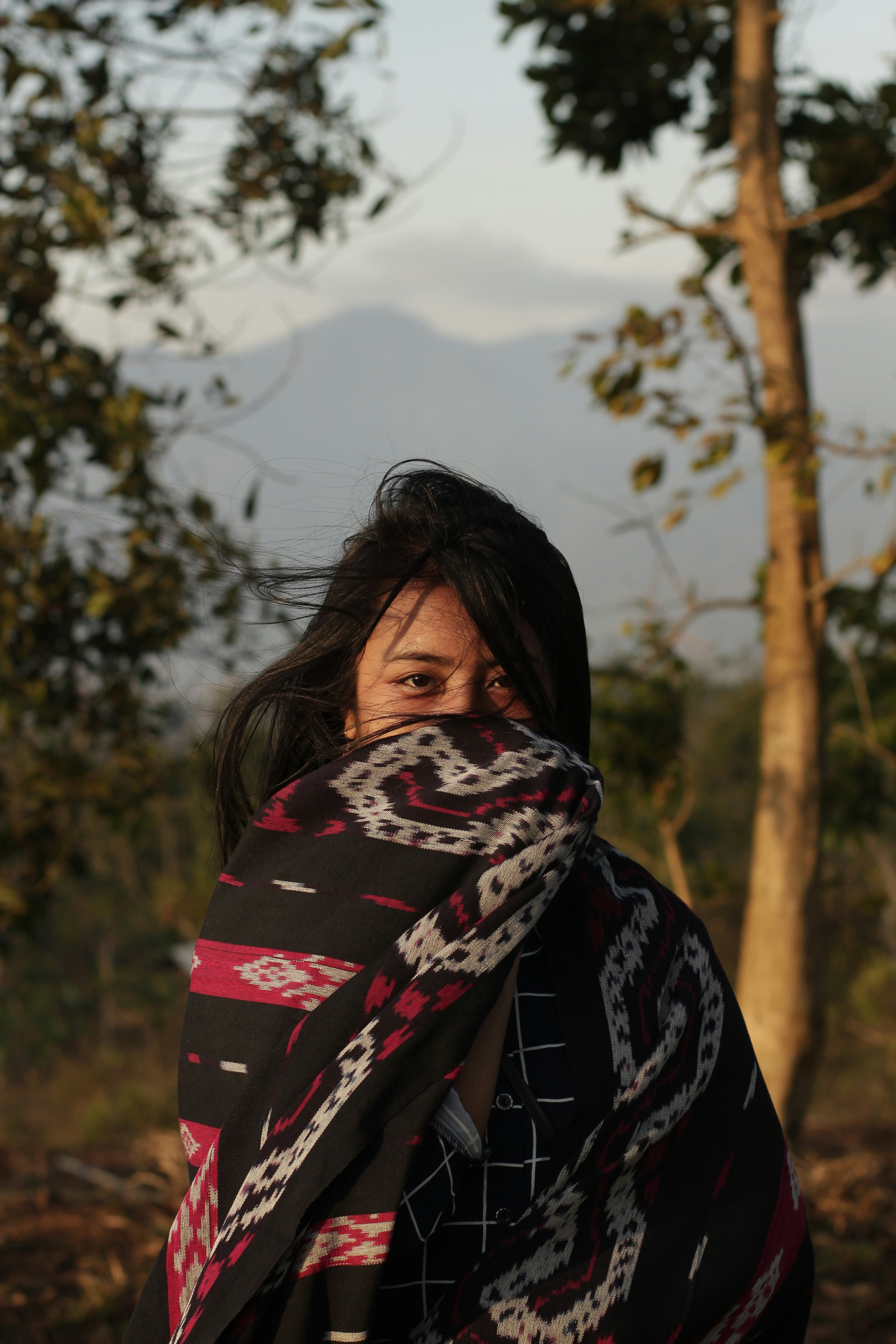 口を覆う女性の写真 Unsplashで見つけるグレーの無料写真