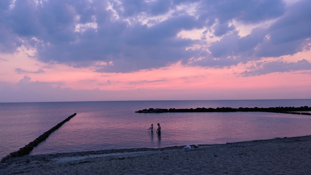 Coppia in piedi vicino alla riva del mare durante il giorno