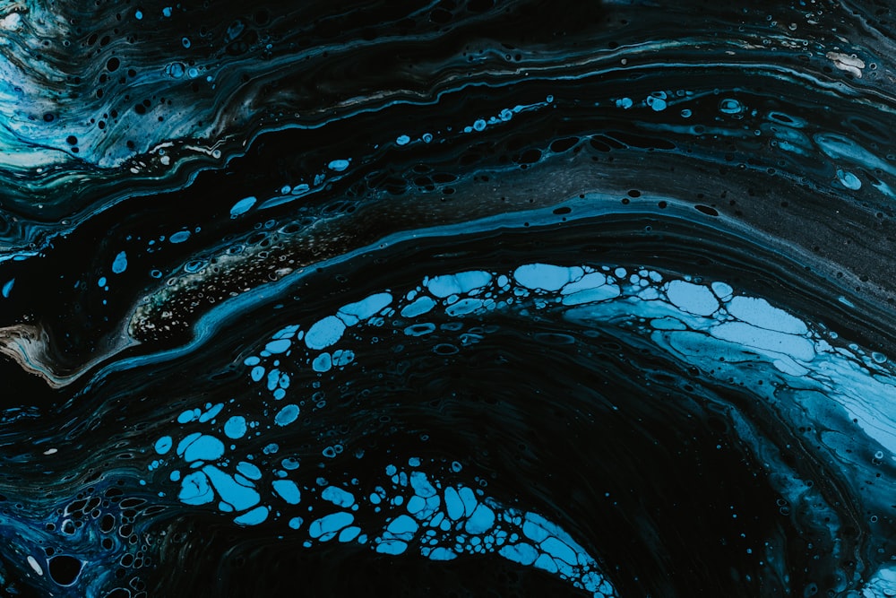 黒と青の抽象画