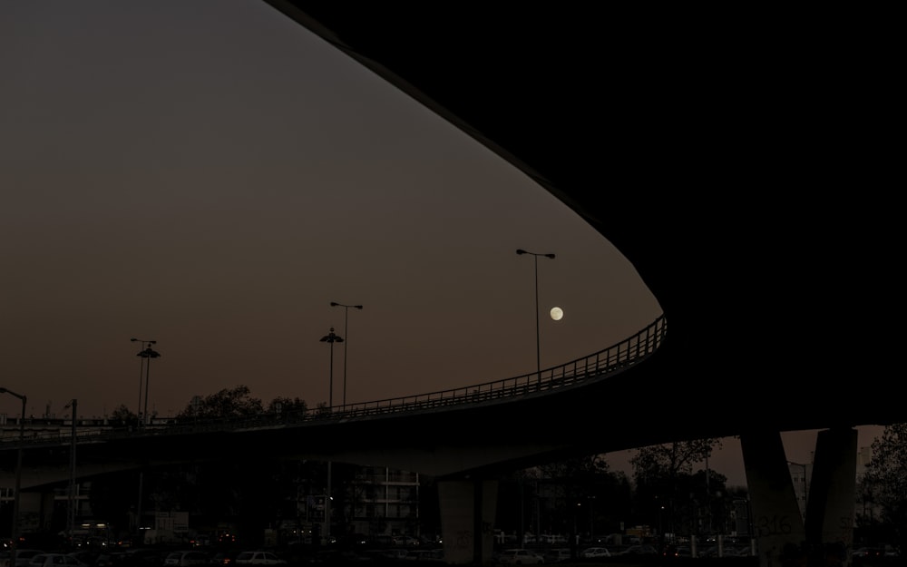 viaduto de concreto cinza à noite