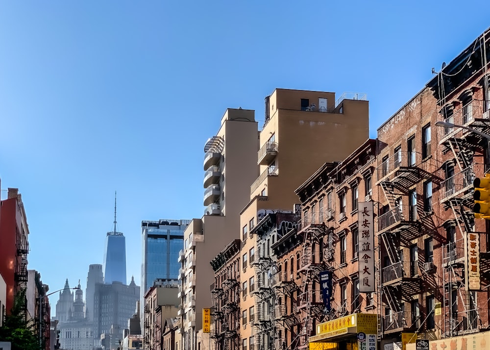 ville avec des immeubles de grande hauteur pendant la journée