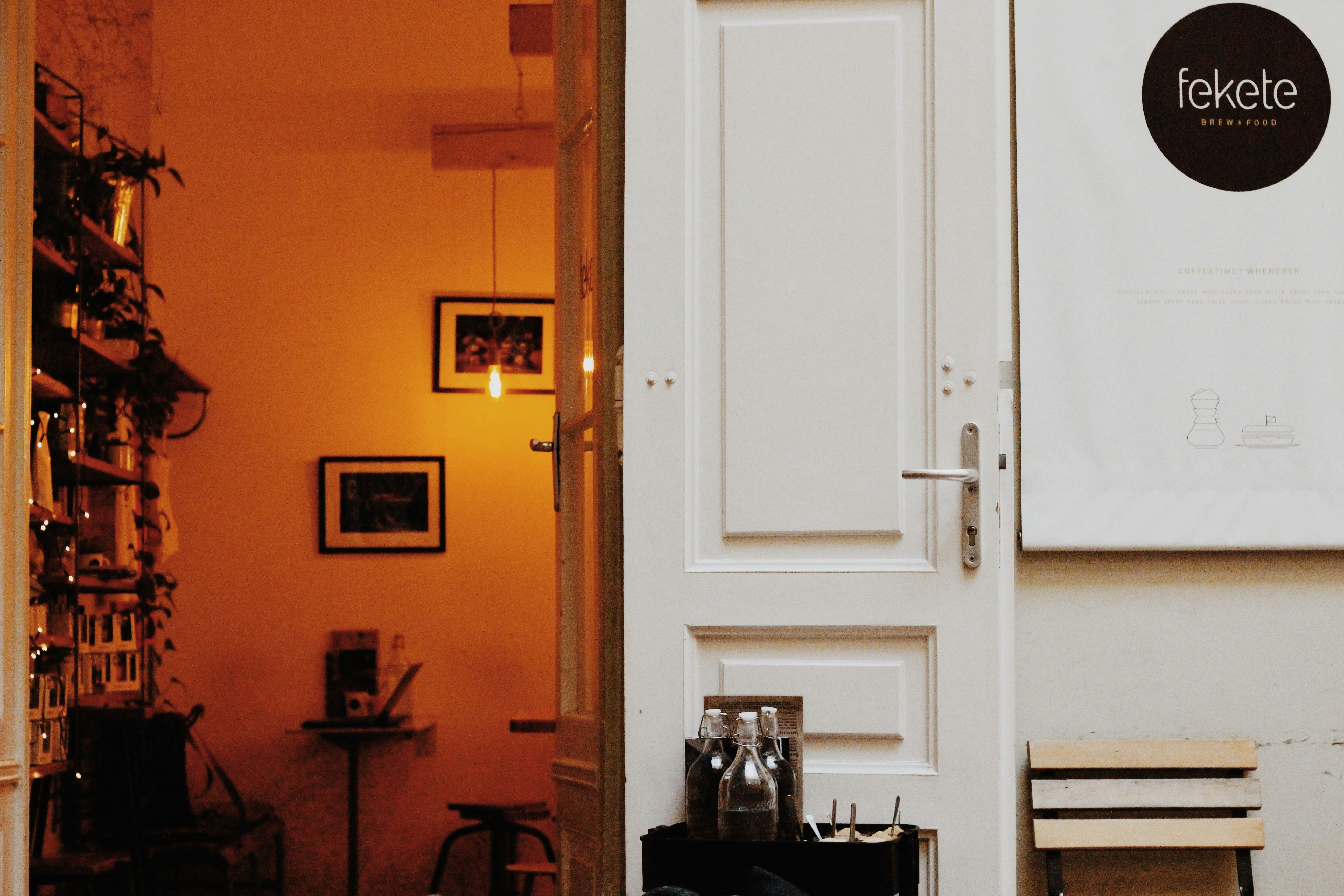 Modern bir mutfak tasarımında en çok tercih edilen ve popüler olan şık mutfak dolabı boya renkleri.