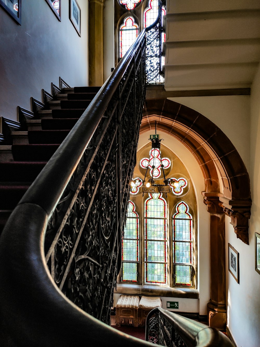建物内の茶色の木の階段