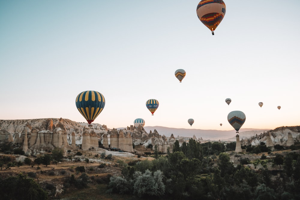 Montgolfières multicolores au-dessus de la montagne pendant la journée