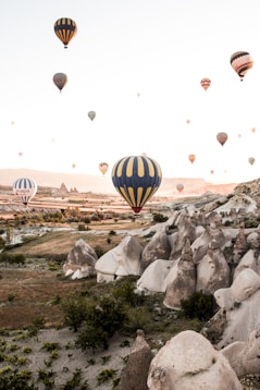 hot air ballooning during daytime