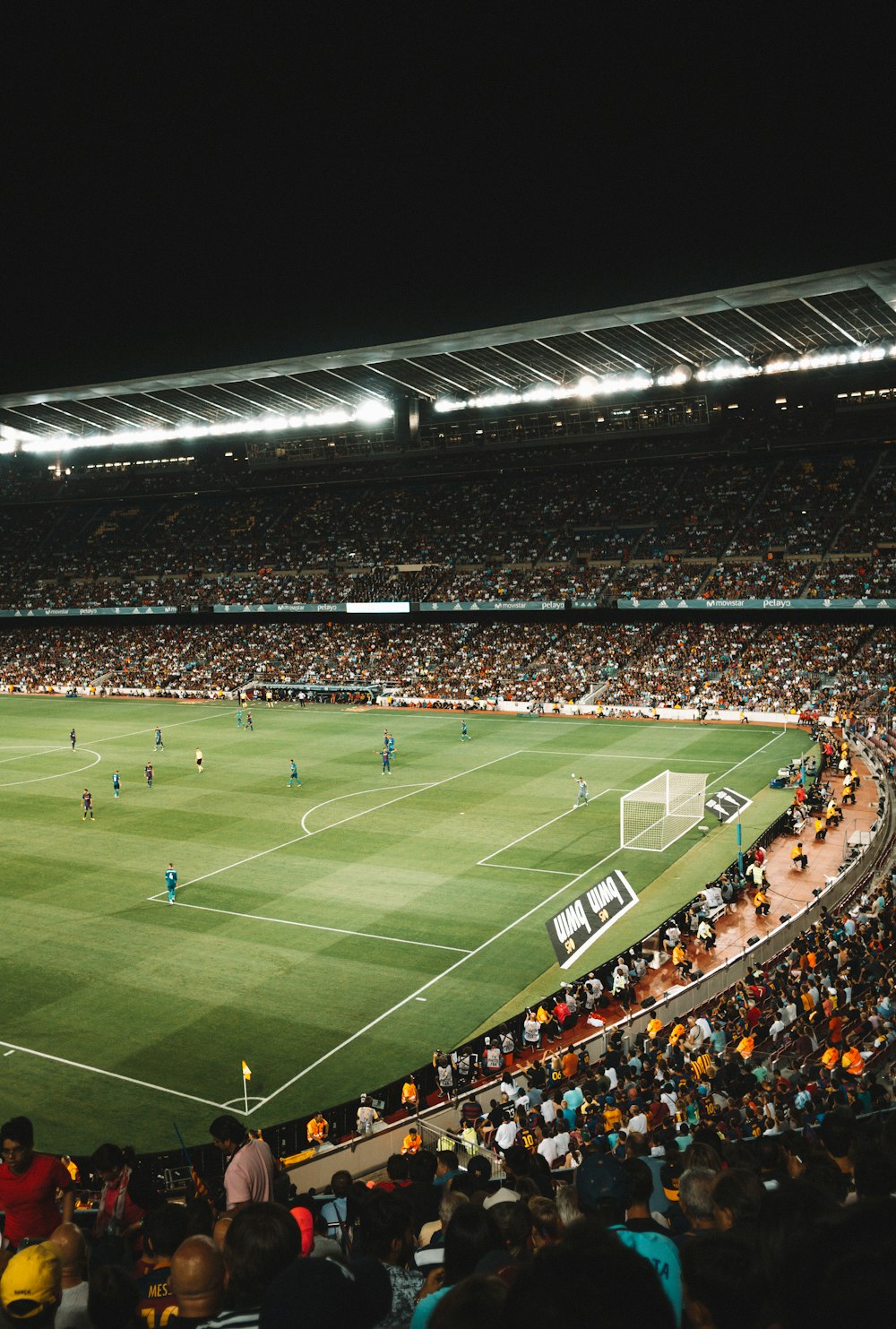 Campo de fútbol verde dentro del estadio