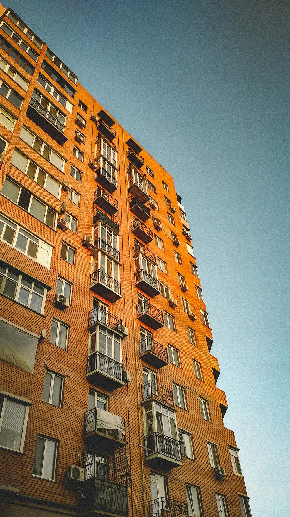 immeuble de grande hauteur en béton brun pendant la journée