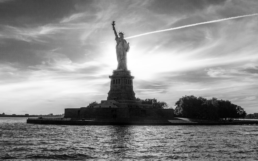 Fotografía en escala de grises de la Estatua de la Libertad