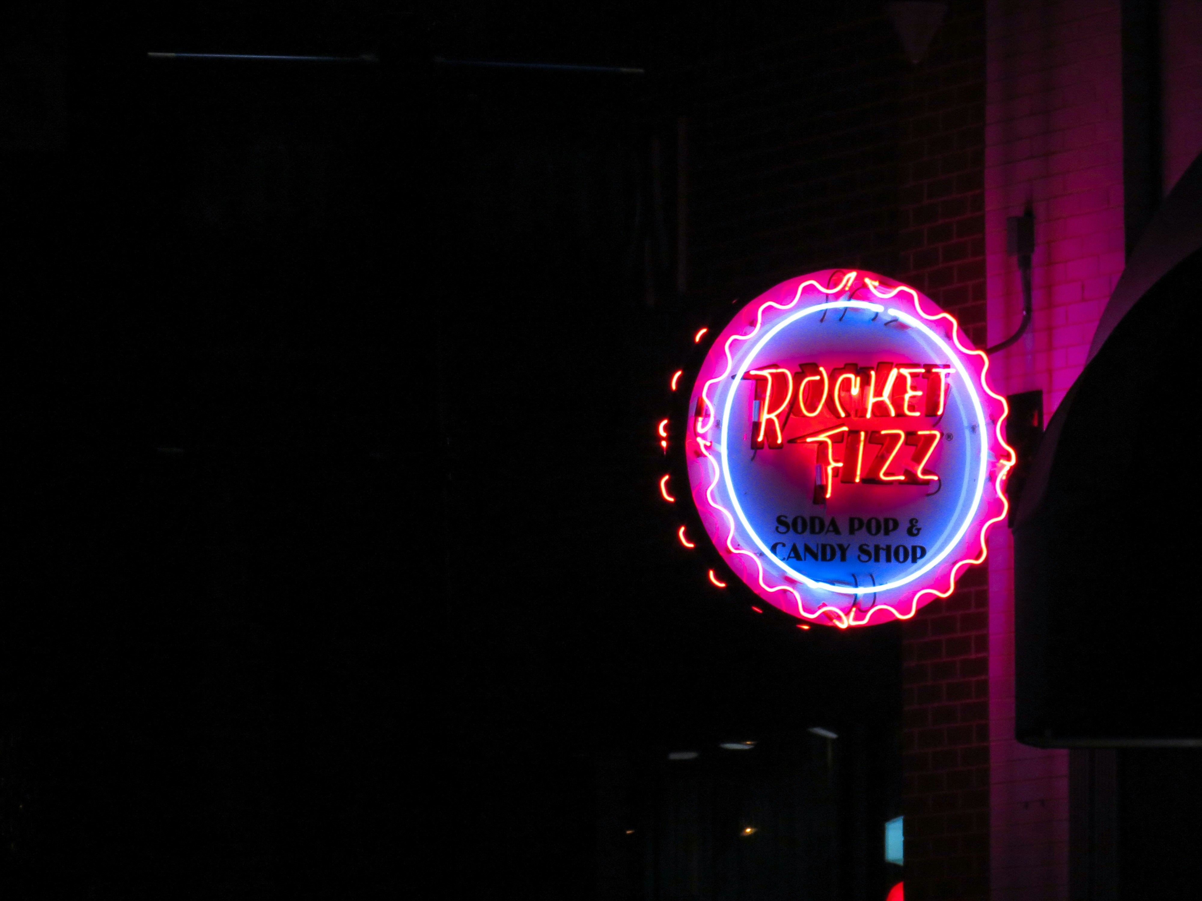 Pizza restaurant sign