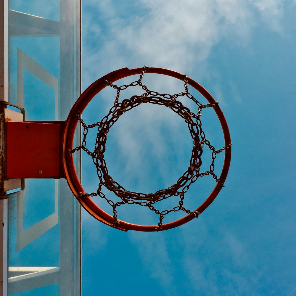 Fotografia de close-up do aro de basquete vermelho e preto