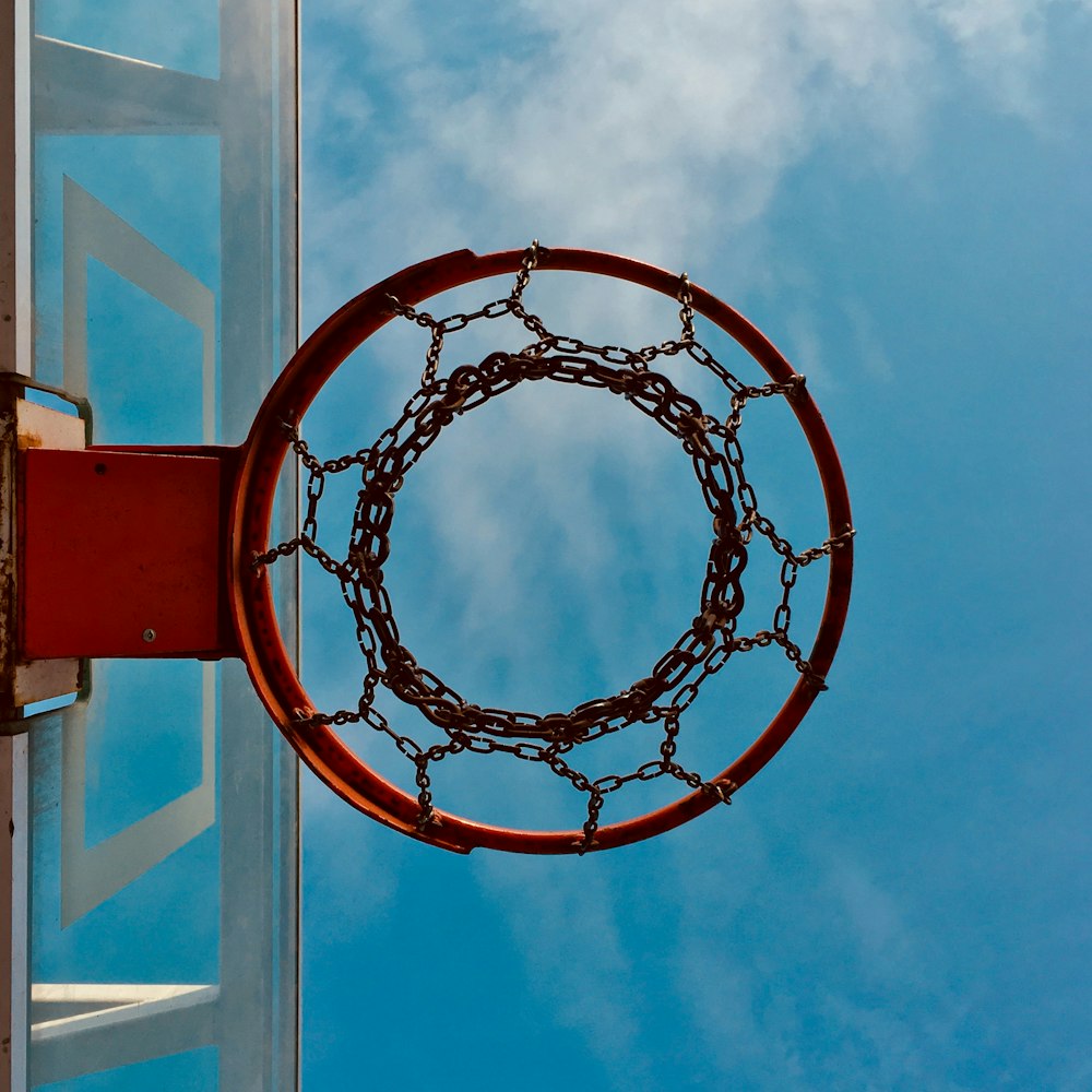 Fotografía de primer plano de la canasta de baloncesto roja y negra