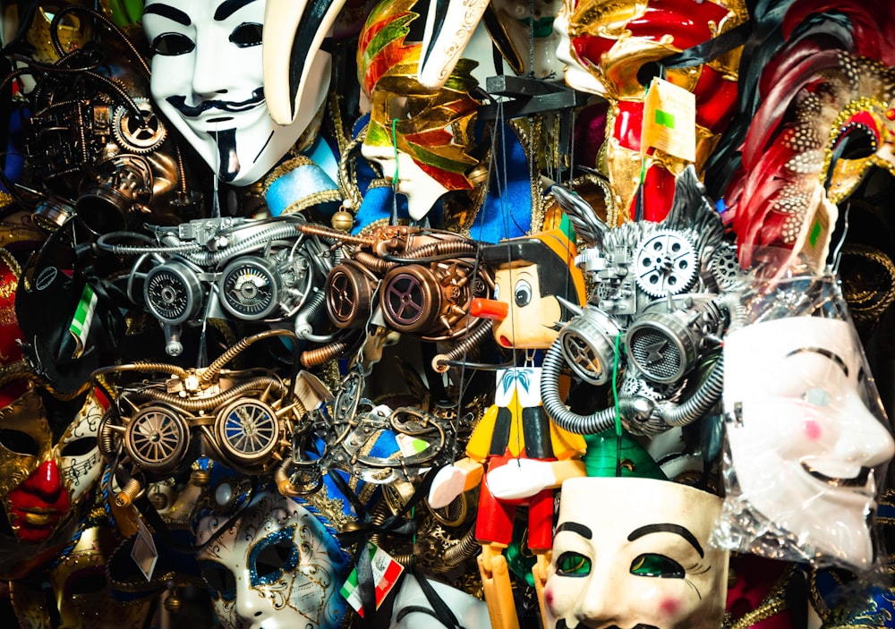 Colección de máscaras de colores variados