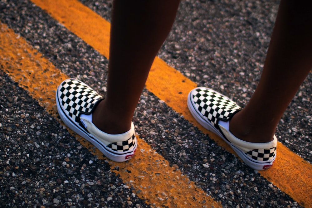 Foto par de zapatos sin cordones a cuadros Vans en blanco y negro – Imagen  Vestir gratis en Unsplash