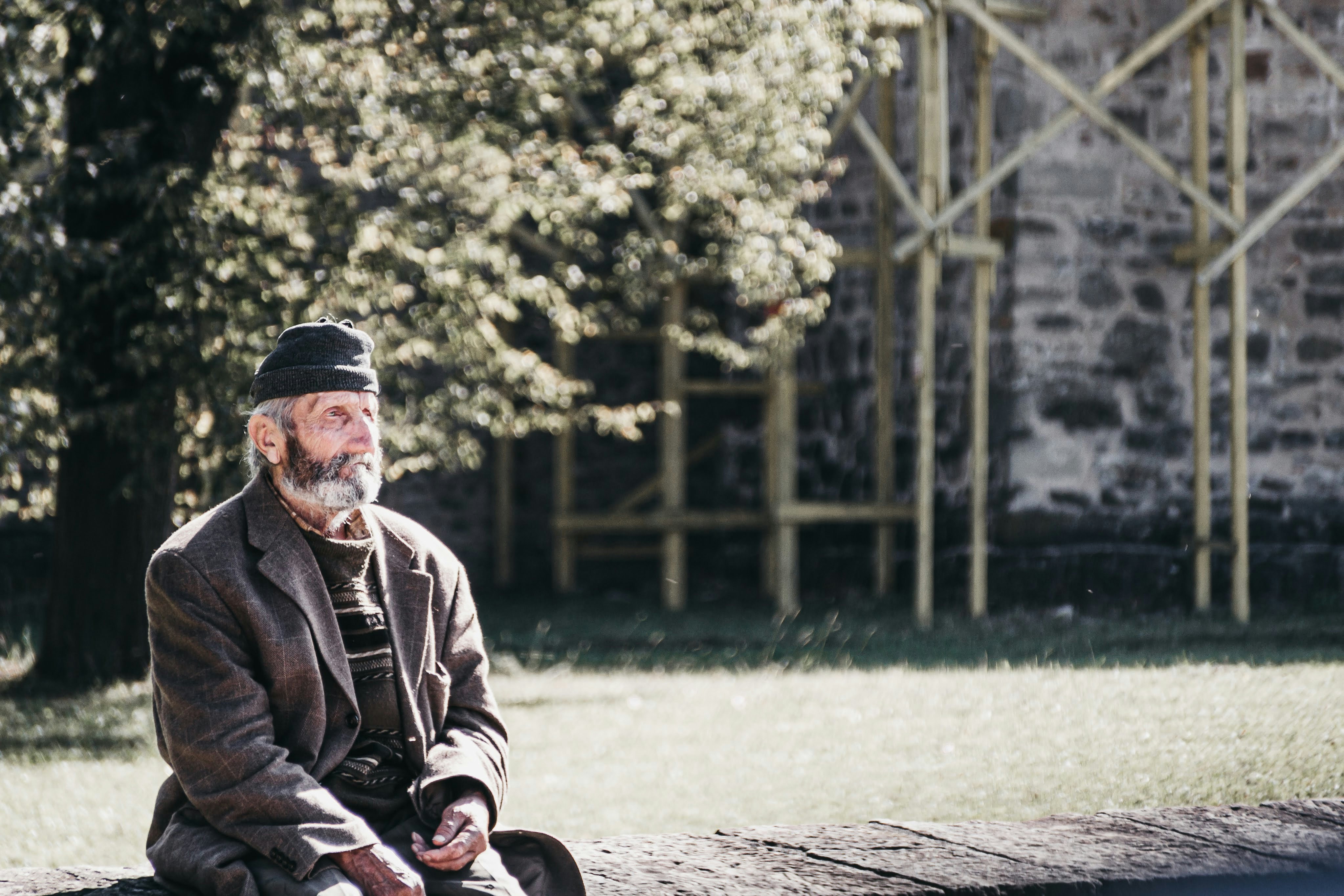 Hombre con abrigo marrón